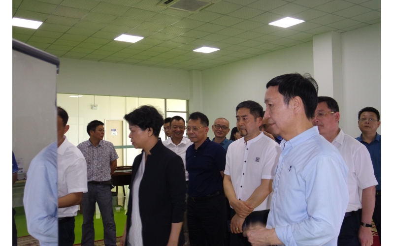市委副書(shū)記、市長(zhǎng)張迎春走訪智能制造企業(yè)，來(lái)我司調(diào)研，與我司高層領(lǐng)導(dǎo)親切會(huì)面。